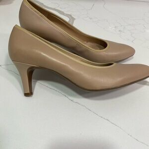 Comfort-Fit Women's Pumps in Nude
